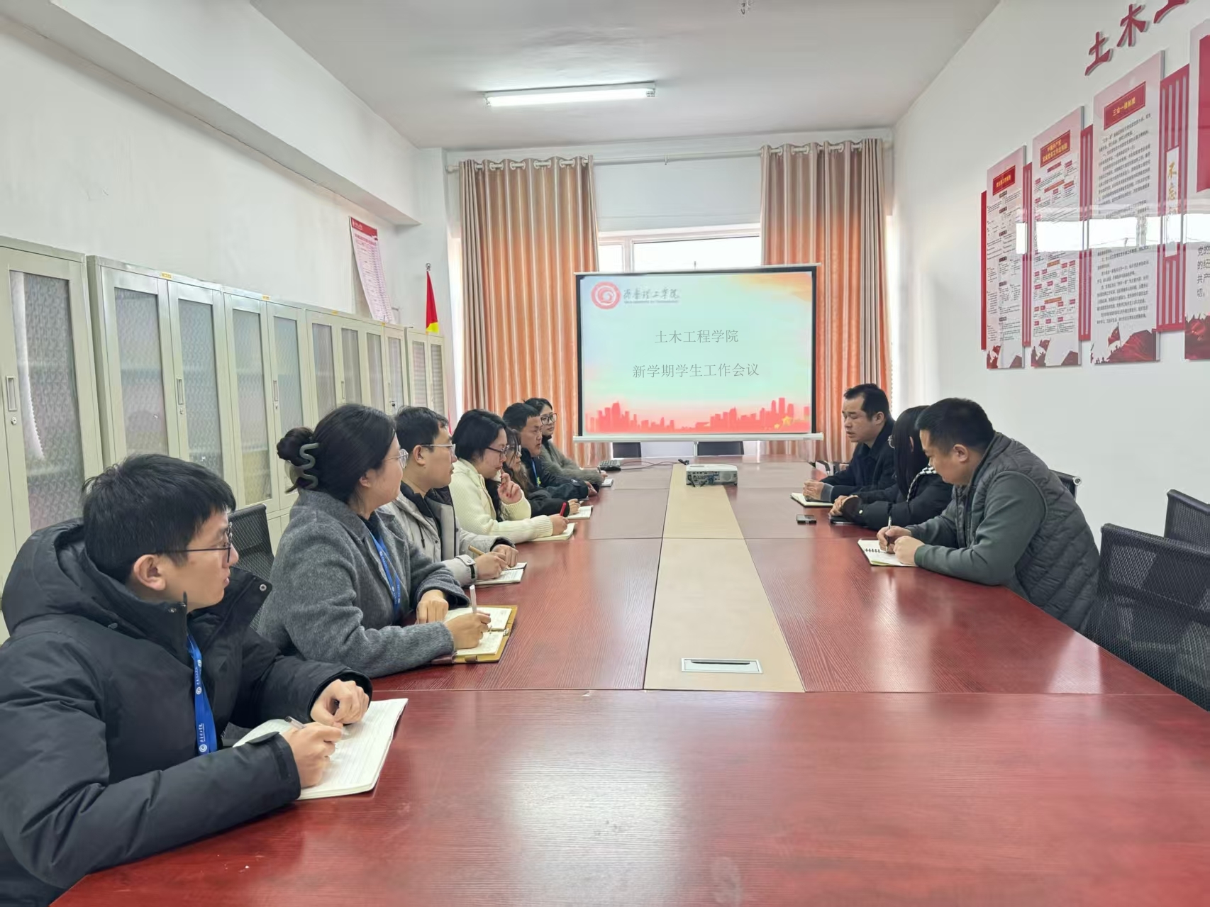 3.3 召开学生 工作会议.jpg